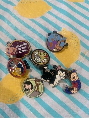 Disney movie pins a total of 7. Mickey pins are attached. No claims. No returns